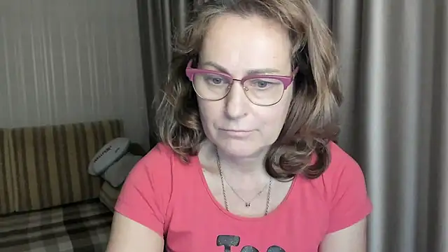 Snapshot of lauraoven chatting on 01.11.25 lauraoven online show from 01.11.25