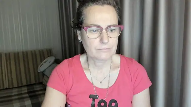 Snapshot of lauraoven chatting on 01.11.25 lauraoven online show from 01.11.25