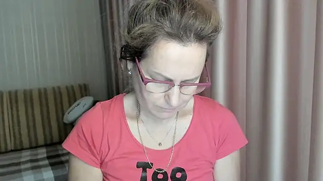 Snapshot of lauraoven chatting on 01.12.25 lauraoven online show from 01.12.25