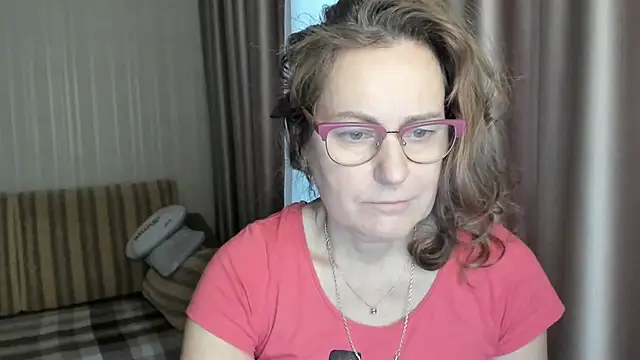 Snapshot of lauraoven chatting on 01.12.25 lauraoven online show from 01.12.25