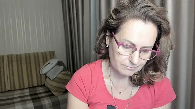Snapshot of lauraoven chatting on 01.12.25 lauraoven online show from 01.12.25