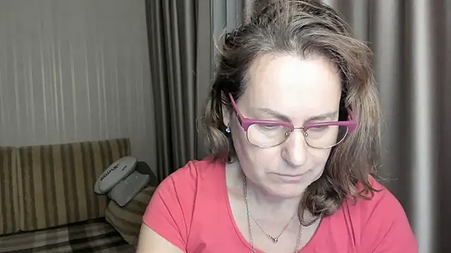 Snapshot of lauraoven chatting on 01.12.25 lauraoven online show from 01.12.25