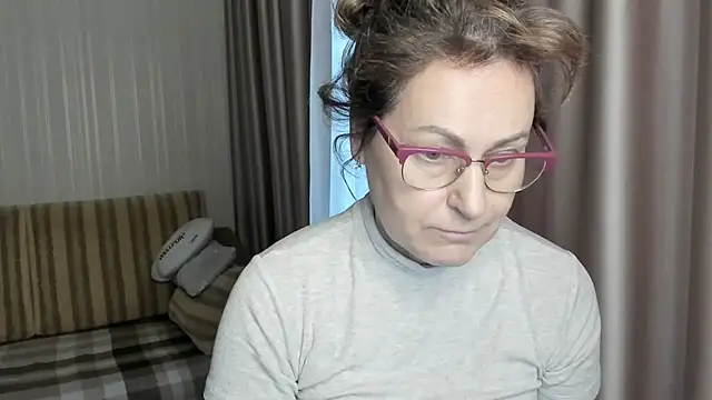 Snapshot of lauraoven chatting on 01.13.25 lauraoven online show from 01.13.25