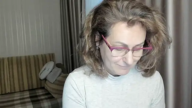 Snapshot of lauraoven chatting on 01.13.25 lauraoven online show from 01.13.25