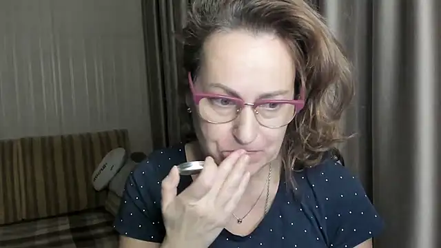 Snapshot of lauraoven chatting on 01.15.25 lauraoven online show from 01.15.25