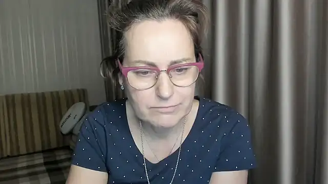 Snapshot of lauraoven chatting on 01.15.25 lauraoven online show from 01.15.25