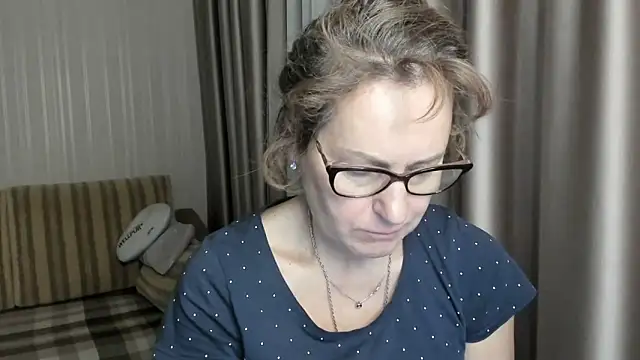 Snapshot of lauraoven chatting on 01.16.25 lauraoven online show from 01.16.25