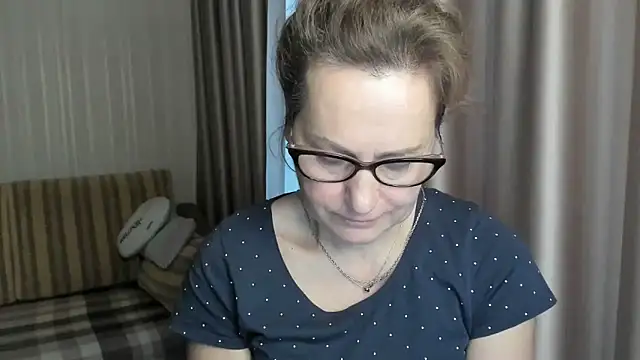 Snapshot of lauraoven chatting on 01.17.25 lauraoven online show from 01.17.25