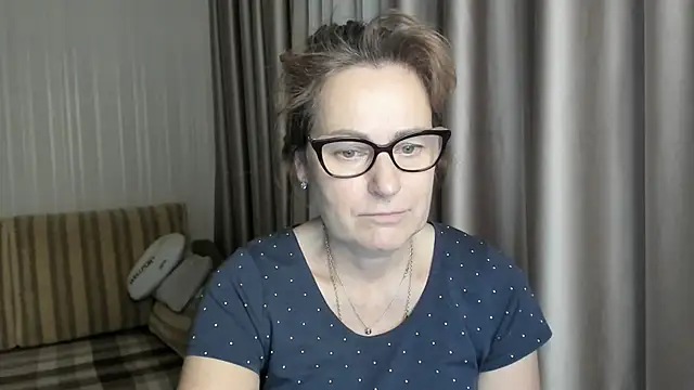 Snapshot of lauraoven chatting on 01.17.25 lauraoven online show from 01.17.25