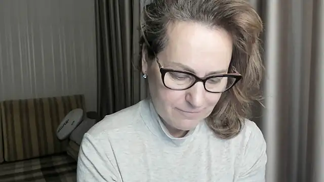 Snapshot of lauraoven chatting on 01.18.25 lauraoven online show from 01.18.25