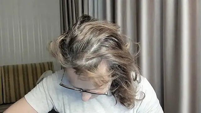 Snapshot of lauraoven chatting on 01.18.25 lauraoven online show from 01.18.25