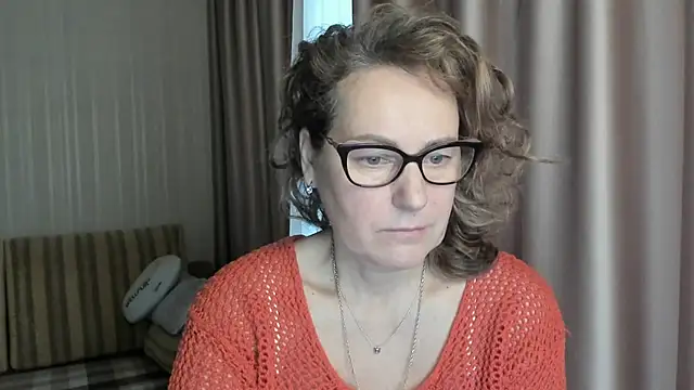 Snapshot of lauraoven chatting on 01.19.25 lauraoven online show from 01.19.25