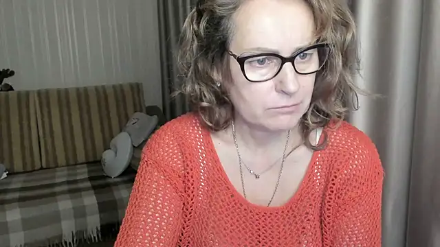 Snapshot of lauraoven chatting on 01.19.25 lauraoven online show from 01.19.25