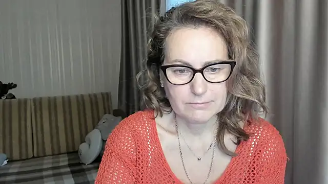 Snapshot of lauraoven chatting on 01.20.25 lauraoven online show from 01.20.25