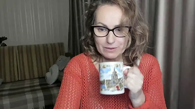 Snapshot of lauraoven chatting on 01.20.25 lauraoven online show from 01.20.25