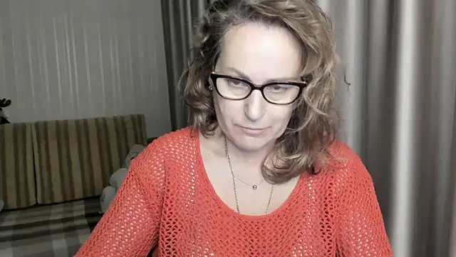 Snapshot of lauraoven chatting on 01.21.25 lauraoven online show from 01.21.25