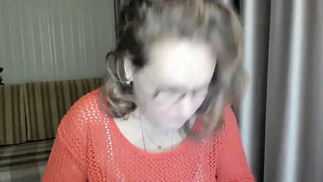 Snapshot of lauraoven chatting on 01.22.25 lauraoven online show from 01.22.25