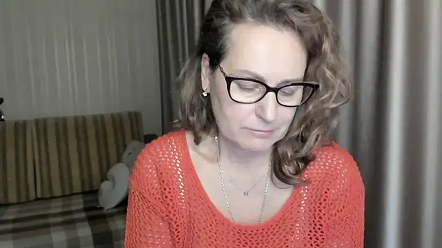 Snapshot of lauraoven chatting on 01.22.25 lauraoven online show from 01.22.25