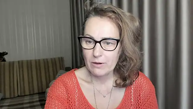Snapshot of lauraoven chatting on 01.24.25 lauraoven online show from 01.24.25