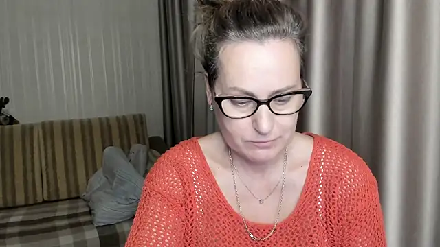Snapshot of lauraoven chatting on 01.26.25 lauraoven online show from 01.26.25