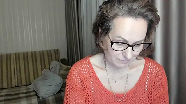 Snapshot of lauraoven chatting on 02.01.25 lauraoven online show from 02.01.25