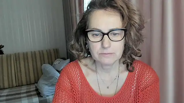 Snapshot of lauraoven chatting on 02.04.25 lauraoven online show from 02.04.25