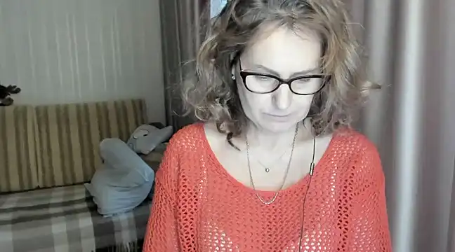 Snapshot of lauraoven chatting on 02.04.25 lauraoven online show from 02.04.25