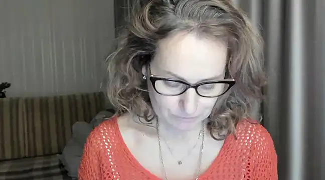 Snapshot of lauraoven chatting on 02.04.25 lauraoven online show from 02.04.25