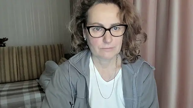 Snapshot of lauraoven chatting on 02.05.25 lauraoven online show from 02.05.25
