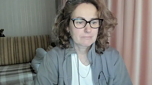 Snapshot of lauraoven chatting on 02.05.25 lauraoven online show from 02.05.25