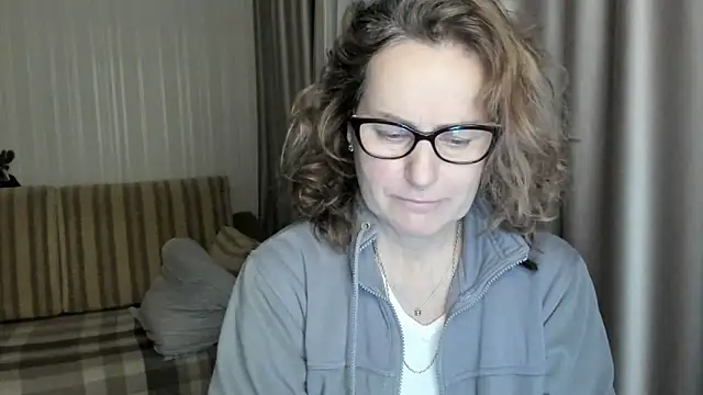 Snapshot of lauraoven chatting on 02.05.25 lauraoven online show from 02.05.25