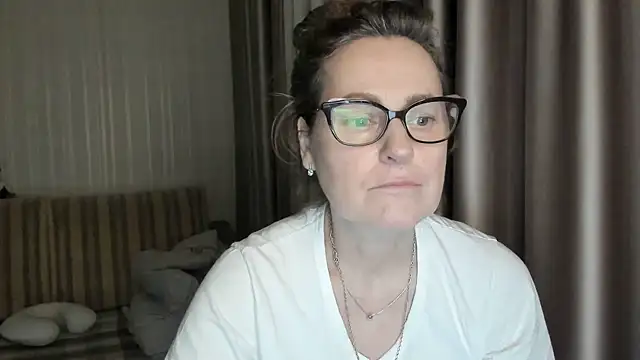 Snapshot of lauraoven chatting on 02.06.25 lauraoven online show from 02.06.25