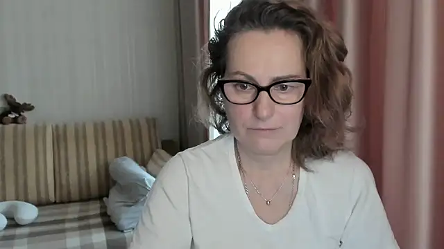 Snapshot of lauraoven chatting on 02.07.25 lauraoven online show from 02.07.25