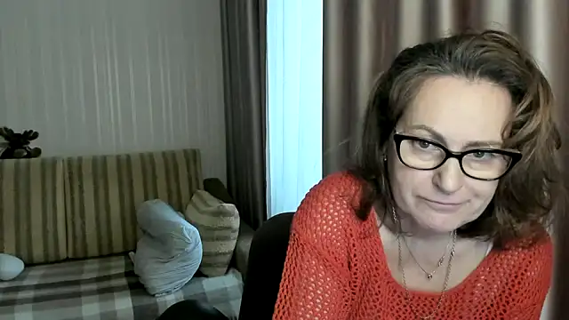 Snapshot of lauraoven chatting on 02.08.25 lauraoven online show from 02.08.25