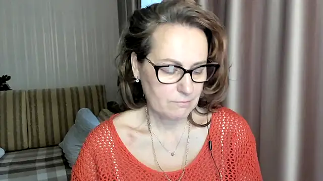 Snapshot of lauraoven chatting on 02.09.25 lauraoven online show from 02.09.25