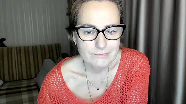 Snapshot of lauraoven chatting on 02.09.25 lauraoven online show from 02.09.25