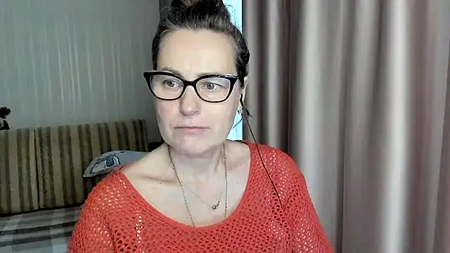 Snapshot of lauraoven chatting on 02.10.25 lauraoven online show from 02.10.25