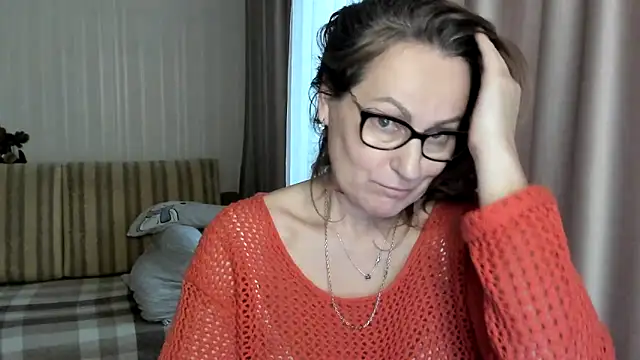 Snapshot of lauraoven chatting on 02.10.25 lauraoven online show from 02.10.25