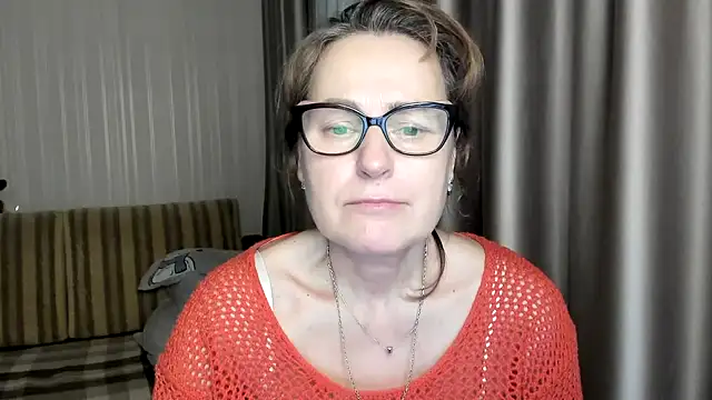 Snapshot of lauraoven chatting on 02.10.25 lauraoven online show from 02.10.25