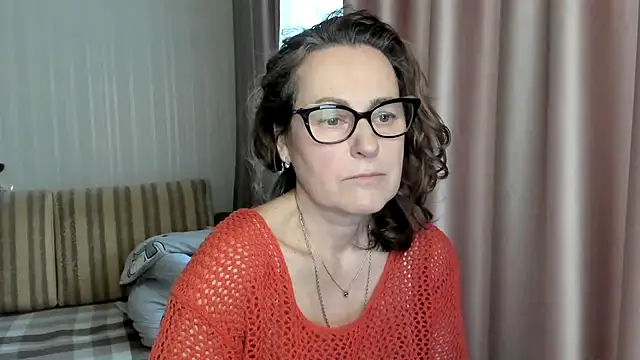 Snapshot of lauraoven chatting on 02.11.25 lauraoven online show from 02.11.25
