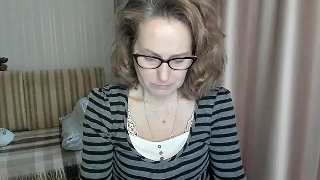 Snapshot of lauraoven chatting on 02.12.25 lauraoven online show from 02.12.25