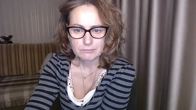Snapshot of lauraoven chatting on 02.12.25 lauraoven online show from 02.12.25