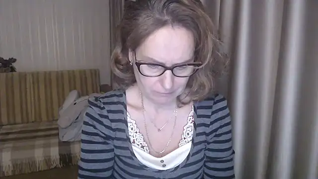 Snapshot of lauraoven chatting on 02.13.25 lauraoven online show from 02.13.25