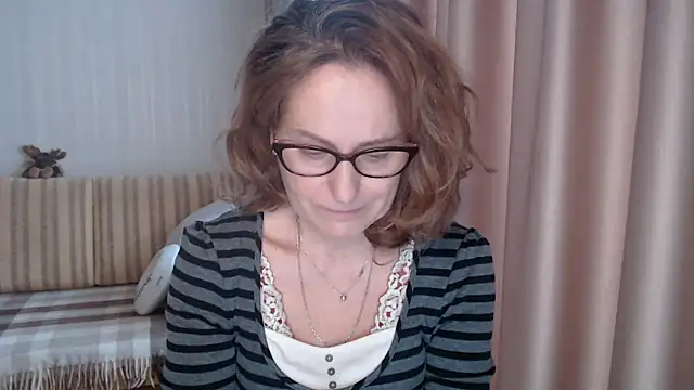 Snapshot of lauraoven chatting on 02.14.25 lauraoven online show from 02.14.25