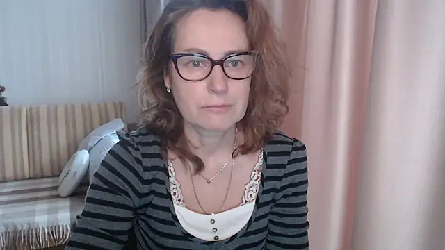 Snapshot of lauraoven chatting on 02.17.25 lauraoven online show from 02.17.25