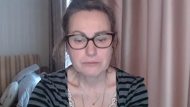 Snapshot of lauraoven chatting on 02.17.25 lauraoven online show from 02.17.25