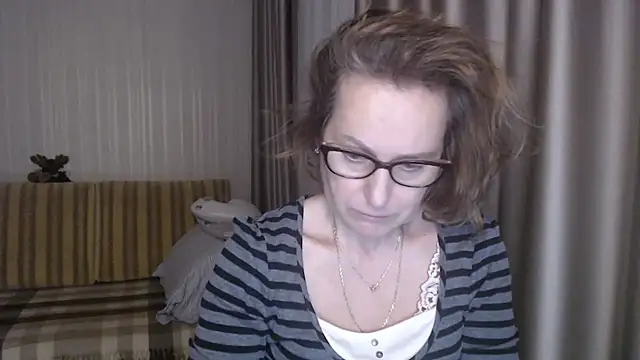 Snapshot of lauraoven chatting on 02.17.25 lauraoven online show from 02.17.25
