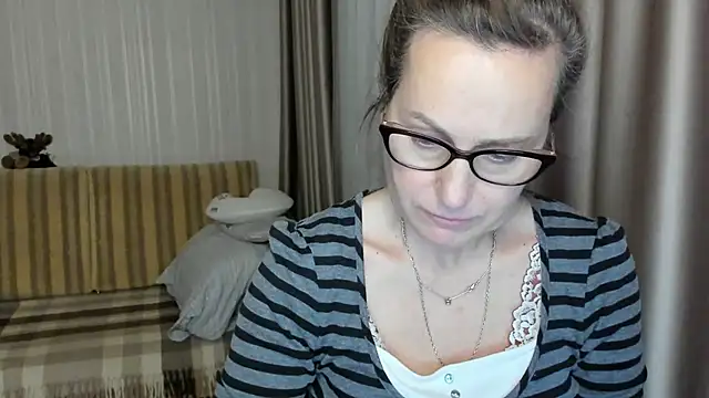 Snapshot of lauraoven chatting on 02.18.25 lauraoven online show from 02.18.25
