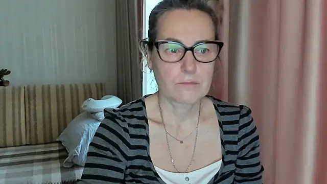 Snapshot of lauraoven chatting on 02.19.25 lauraoven online show from 02.19.25