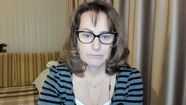 Snapshot of lauraoven chatting on 02.19.25 lauraoven online show from 02.19.25